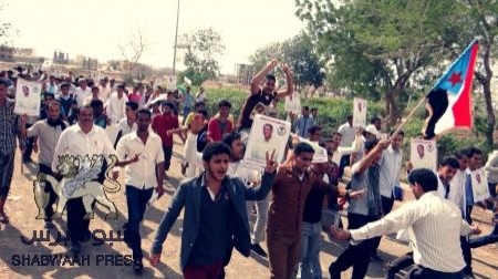 منسقية طلاب جامعة عدن والمعاهد الصحية تنظم وقفة احتجاجية للتنديد بجريمة اغتيال د. زين اليزيدي