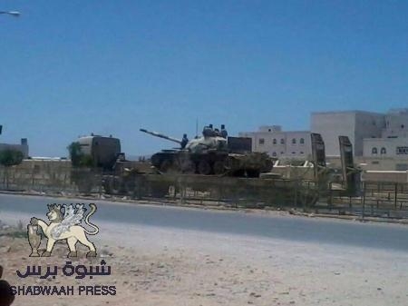 عربات مدرعة للجيش اليمني تنتشر في التقاطع الرئيسي بمدينة عتق