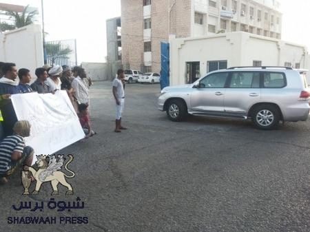 الوزير باسلمه يخصخص ميناء المكلا ويتجاهل ذوي المطالب من العمال المعدمين