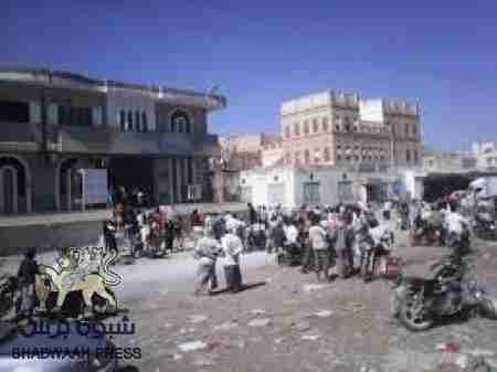 محافظ حضرموت يحتفل والإرهابيون يسرقون ويقتلون