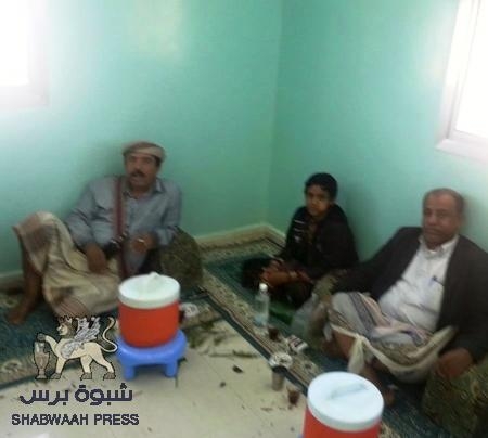 أول صورة للطفل البطاطي بعد اطلاق سراحه بوساطة رئيس هيئة الحراك الشرعية بشبوه