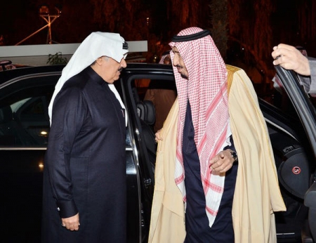 صاحب السمو الملكي ولي العهد السعودي وعددٌ من الأمراء يطمئنون على صحة خادم الحرمين