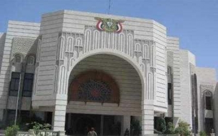 مصدر برئاسة الوزراء يدعو إلى التهدئة وتجنب العنف للخروج باليمن الى بر الامان