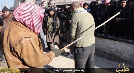 صور.. داعش يجلد سورياً بتهمة عزف الموسيقى