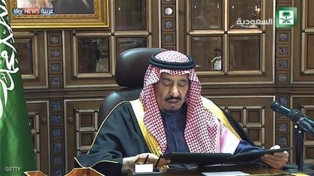 الملك سلمان يتعهد التمسك بنهج المملكة القويم