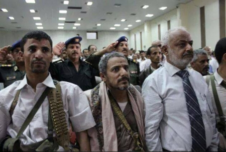 قيادي حوثي يستقبل كبار الضباط بالحرس الجمهوري في ‘‘دار الرئاسةِ‘‘