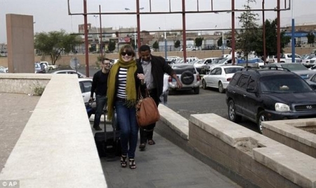أميركا وبريطانيا تجليان دبلوماسييها من صنعاء