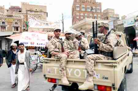 وحدات عسكرية موالية لصالح تعيد انتشارها في صنعاء