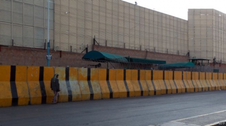 تواصل إغلاق السفارات العربية والغربية في صنعاء