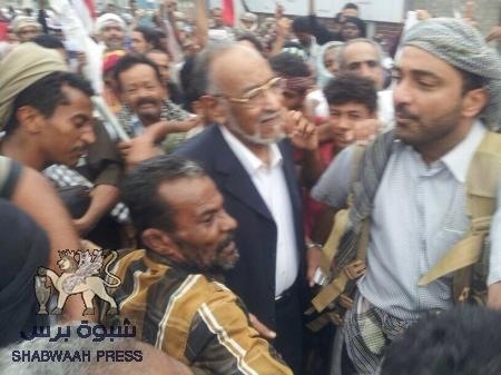 بمشاركة قيادات بارزة.. غضب عارم بعدن وسقوط جرحى برصاص القوات اليمنية