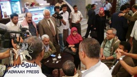 حبتور يستغفل شعب الجنوب ويعقد لقاء سرّي في نادي الضباط بعدن (صورة البيان)