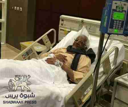 ياسين سعيد نعمان على السرير الأبيض في المستشفى الأمريكي في دبي