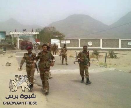 الجيش يسحب نقاطه العسكرية من مداخل مدينة المحفد بأبين .