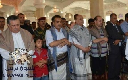 الرئيس هادي يؤدي أول صلاة جمعة في مدينة عدن