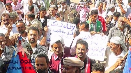 تظاهرة غاضبة ومهرجان خطابي يؤيد المقاومة بردفان ويحي دور اللجان الشعبية في عدن ...