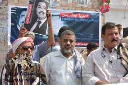 أبناء حضرموت ينظمون وقفة تضامنية مع بحاح ويطالبون برفع الإقامة الجبرية المفروضة عليه