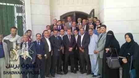 موظفي وزارة الخارجية يزورون عبدالله الصايدي وخالد بحاح