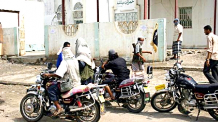 مسيرة استعراضية لعناصر تنظيم القاعدة بتبن لحج