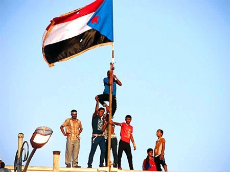صحيفة عمانية: اليمن ينتظر مفاجآت ستغير الصورة تماماً..حكومتان في صنعاء وعدن وعزل الشمال عن الجنوب