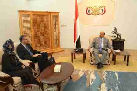 الرئيس هادي يلتقي السفير الفرنسي في عدن