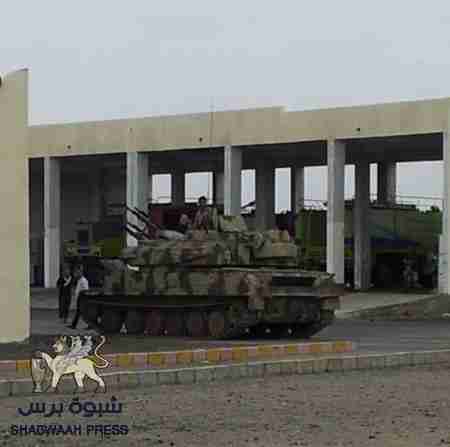 الجيش يسيطر على مطار عدن والعوالق ينتشرون في العريش (صور)