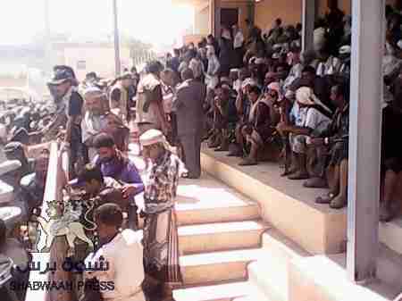 في احتشادهم بملعب الشهيد الحبيشي بعدن ابناء شبوه  يؤكدون بالدفاع عن عدن وقوفهم مع الرئيس هادي.