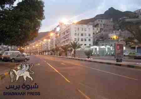 الحياة تعود إلى عدن بعد مواجهات خلفت 34 قتيلاً وجريحاً