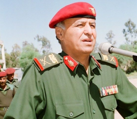 الرئيس هادي يقود العمليات من غرفة قيادة مشتركة مع ضباطه