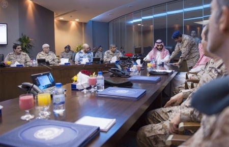 صور لوزير الدفاع السعودي في غرفة العمليات