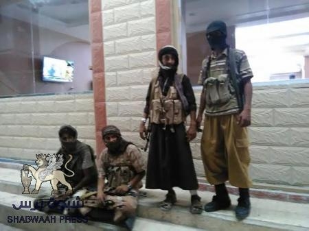 القاعدة توضح أسباب هجومها على المكلا..والأستيلاء على 17 مليار ريال ومليون دولار‎