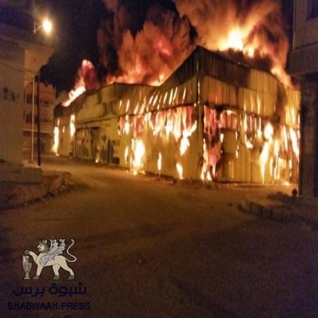 قذيفة حارقة تشعل النار في مجمع استهلاكي بخور مكسر (صور)