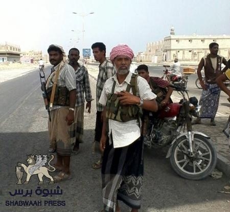 قبيلة العوابثة تستحدث نقطة غرب مدينة الشحر