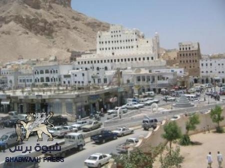 25 آلي كلاشينكوف  لكل مديرية: اللواء الوكيل المنهالي يلتقي قيادات من المشترك وتحالف قبائل وعشائر حضرموت