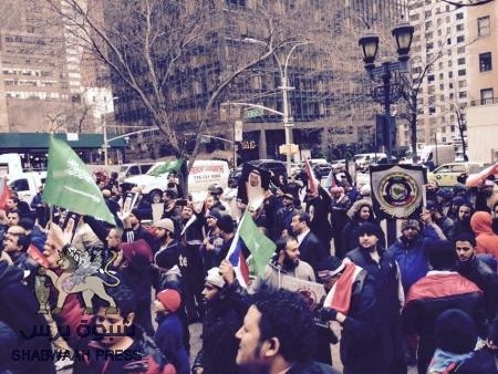 تظاهرة حاشدة لجالية اليمن الجنوبي أمام مبنى الأمم المتحدة والقنصلية السعودية بنيويورك تأييدا لعاصفة الحزم
