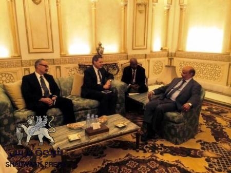 الرئيس هادي يلتقي سفير الولايات المتحدة لدى اليمن في مقر اقامته