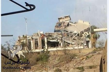 القصر الجمهوري في تعز يتحول الى ركام بعد ضربات التحالف (صور)