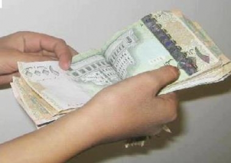 القاعدة تقدم مليار ريال يمني للمجلس الأهلي بالمكلا