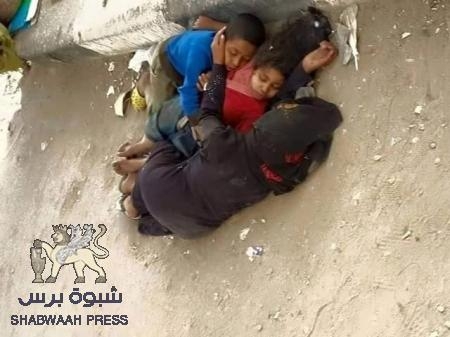 عدن تنزف : 400 أسرة تنزح من عدن إلى بير فقم ..لم تسأل عنهم الجمعيات الخيرية