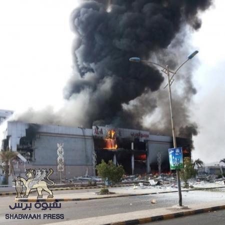 الحوثيون يقصفون أحياء عدن بالتزامن مع الغارات وشباب المقاومة يشنون هجمات على الأعداء