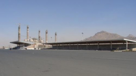 الحوثيون يحولون ميداناً في صنعاء مهبطاً لطائرات إيران