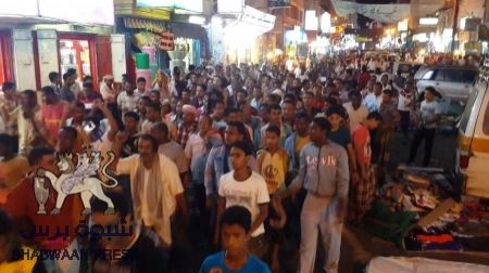 المكلا تنتفض .. تظاهرة رافضة لتواجد عناصر تنظيم انصار الشريعة في المدينة (صور)