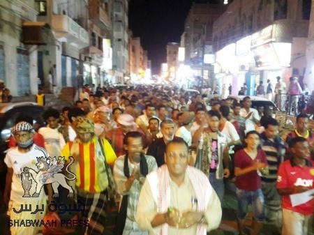 فيما القاعدة تمنع الخطابة بالمساجد .. استمرار التظاهرات المناوئة لتنظيم القاعدة في المكلا