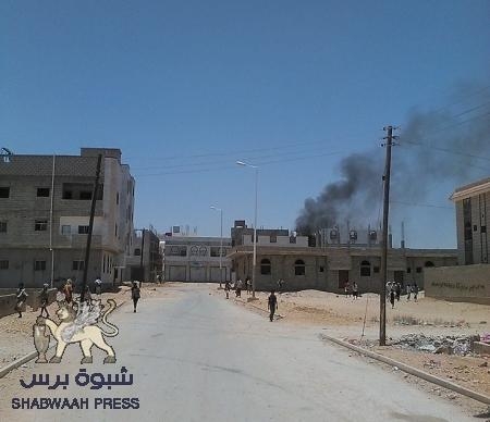 طائرة بدون طيار تقصف سيارة في قلب مدينة عتق ووقوع ضحايا(صور)