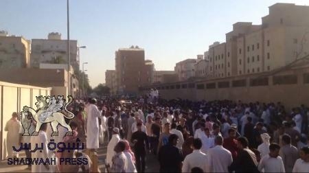 آلاف اليمنيين يتزاحمون على مبنى القنصلية بجدة والشرطة تتدخل (صور)