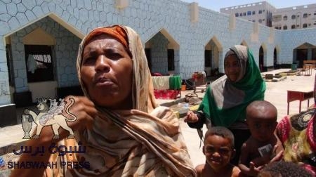 من البريقة.. الصليب الأحمر يدشن حملة توزيع المساعدات للنازحين في عدن
