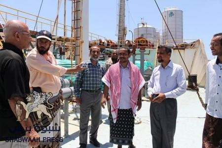 سفينة شط العرب تصل ميناء البريقة بمواد اغاثة من اهالي حضرموت