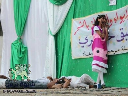 تحت إشراف لجنة الإيواء والإنقاذ بالشحر.. سعاد تقيم طبق خيري لدعم النازحين