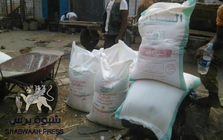 عدن : المساعدات الإغاثية الإنسانية لشعب الجنوب تُباع ويُتاجر بها في الأسواق السوداء!