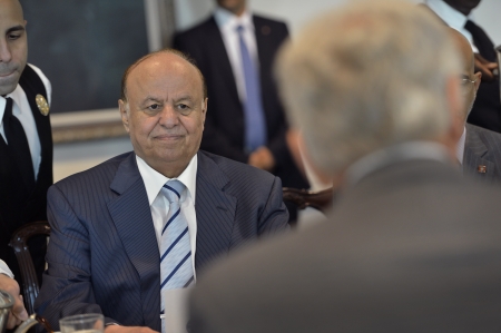 الرئيس هادي يعين أربعة مسئولين أسرى لدى الحوثيين للمشاركة في لقاء جنيف