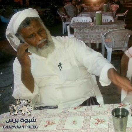 الشيخ ناصر بافقير حراً طليقا بعد اعتقاله من قبل القاعدة بمدينة المكلا .